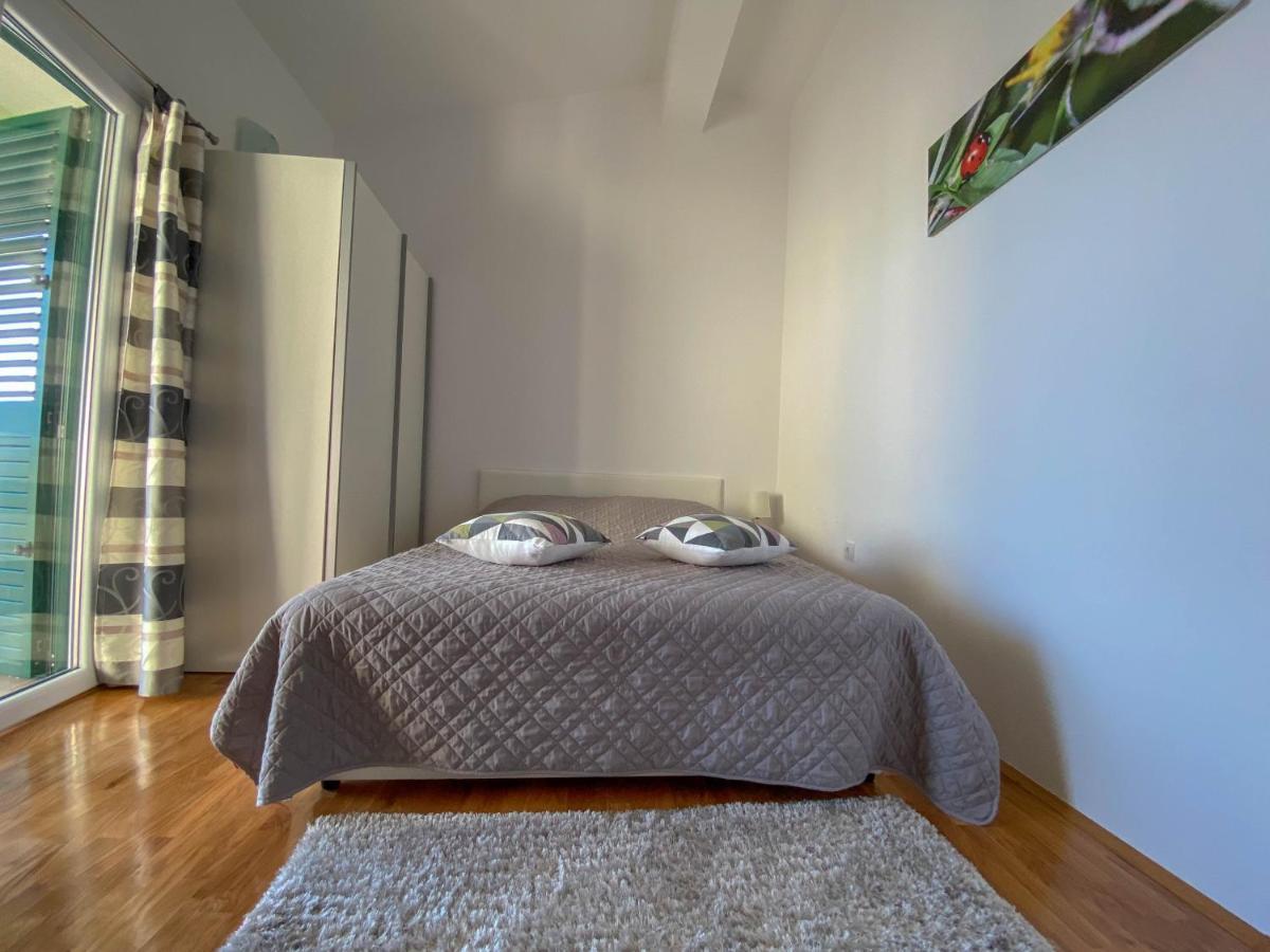 Отель Apartman Ivan Макарска Экстерьер фото