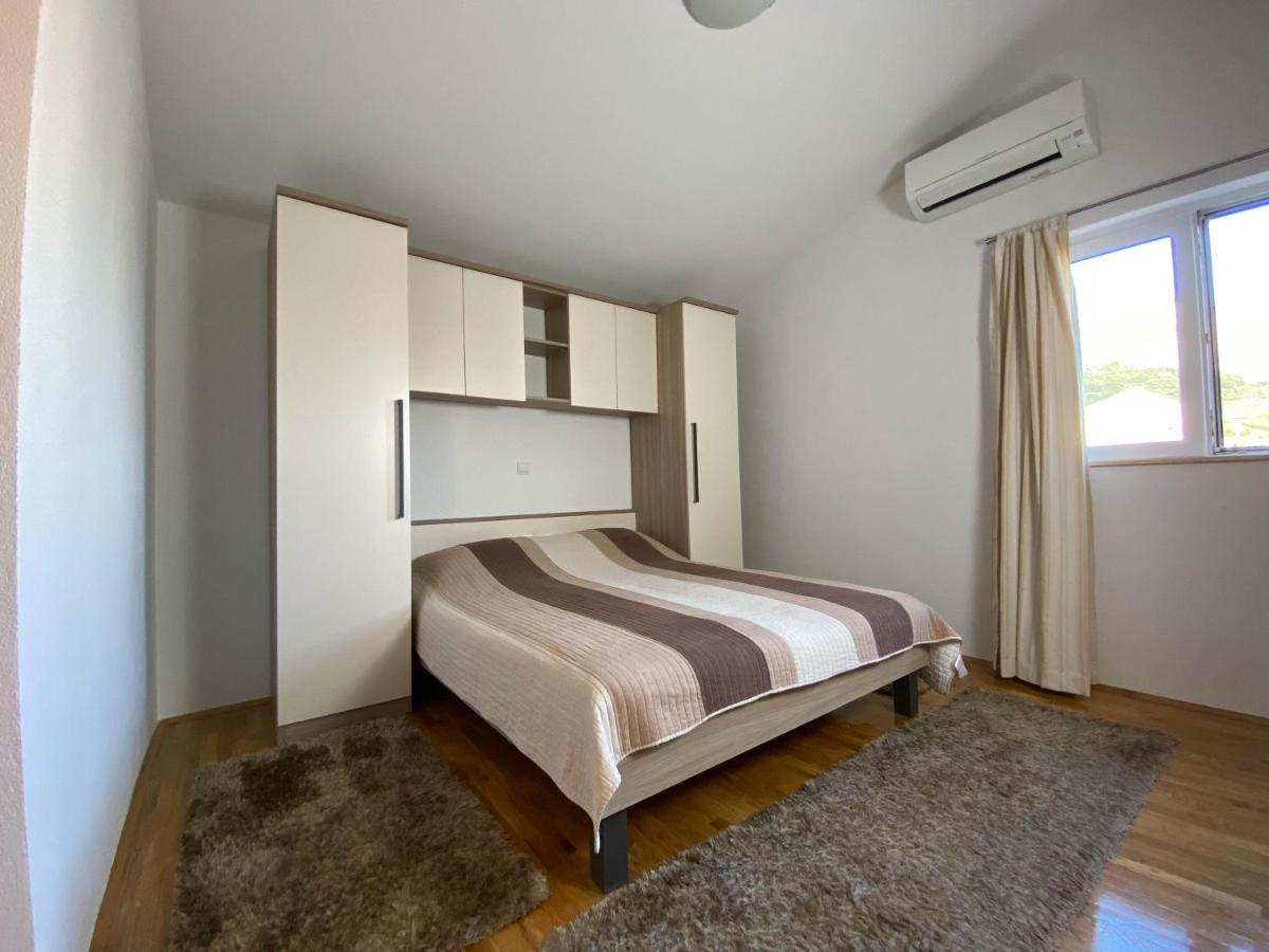 Отель Apartman Ivan Макарска Экстерьер фото