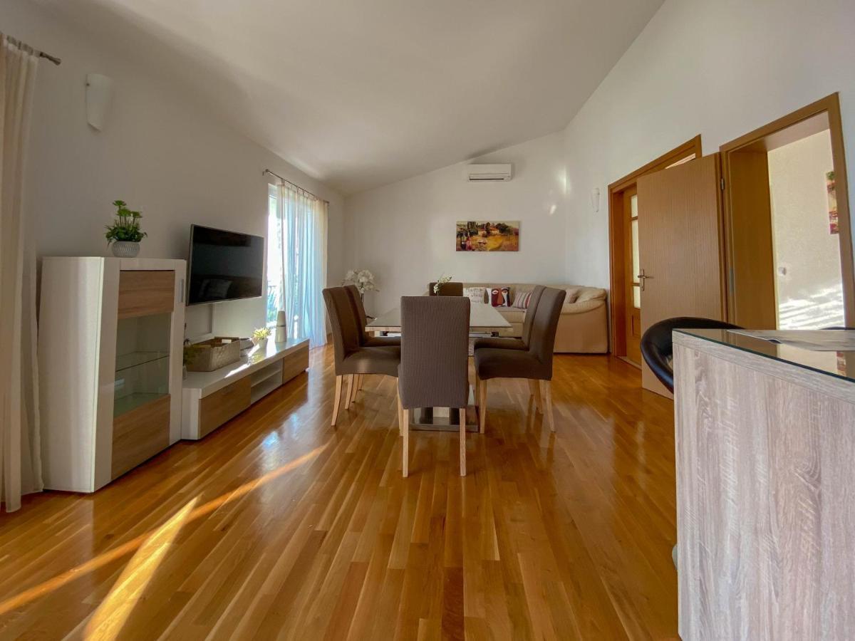 Отель Apartman Ivan Макарска Экстерьер фото