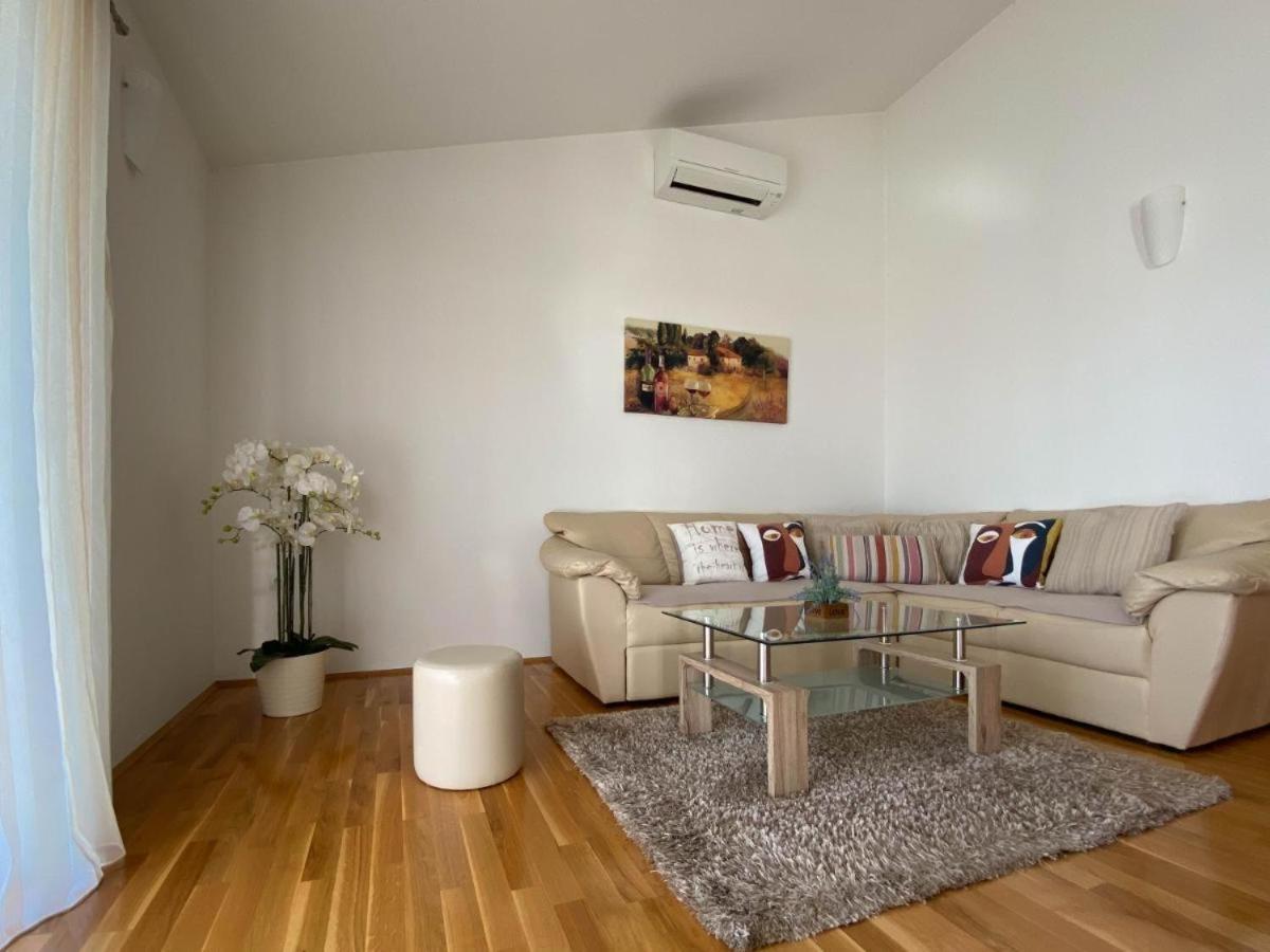 Отель Apartman Ivan Макарска Экстерьер фото
